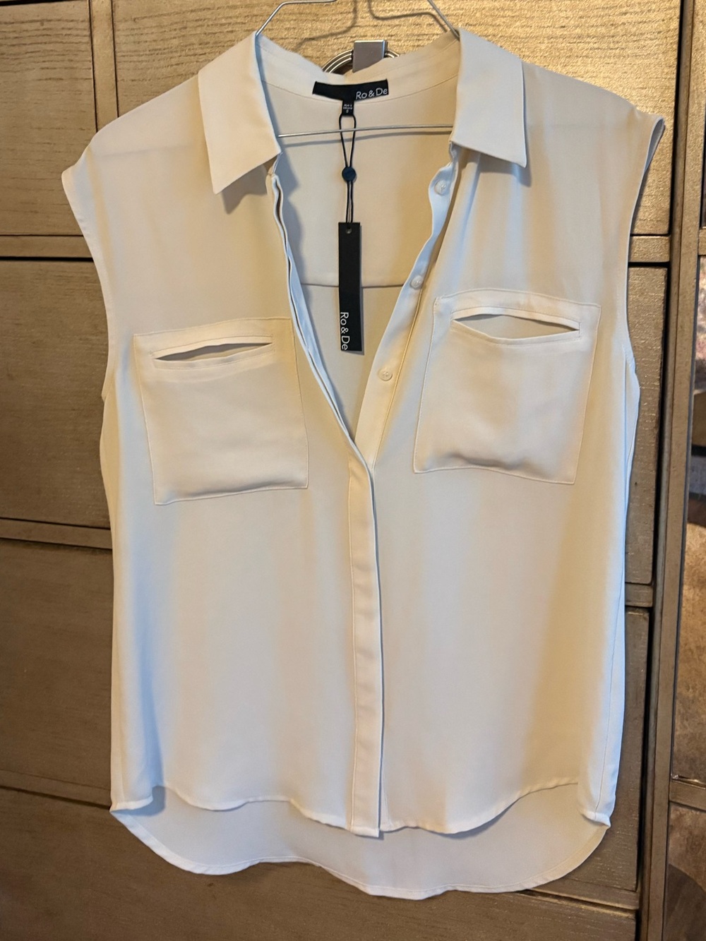 Ro & De Cream Sleeveless Button-Front Pocket Blouse